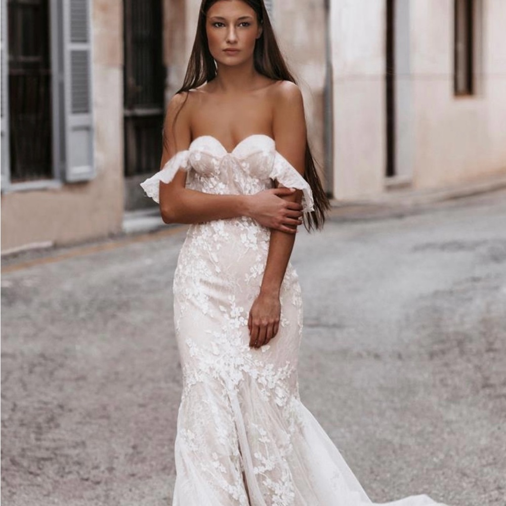 Elegant Off-Shoulder Lace Wedding Dress